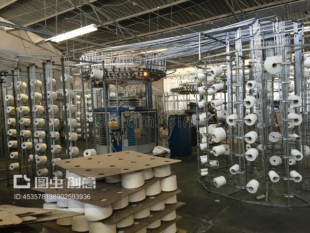 工厂针织机和奶油制品Knitting Machine & Creels in a Factory